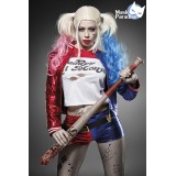 Suicide Harley Kostümset von Mask Paradise, es besteht aus einer Blouson Jacke, einem Longsleeve,der Shorts, einer Netzstrumpfho